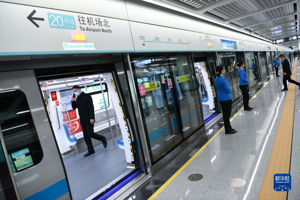 深圳地铁首条全自动驾驶线路开通初期运营