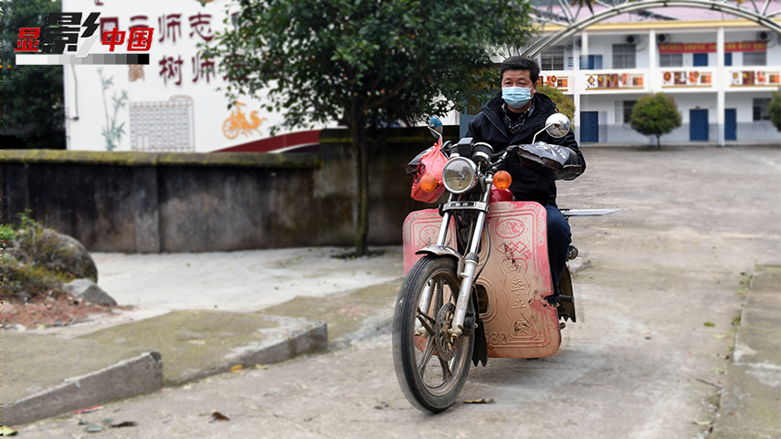 江西丰城：骑摩托车上门教学的“火星校长”