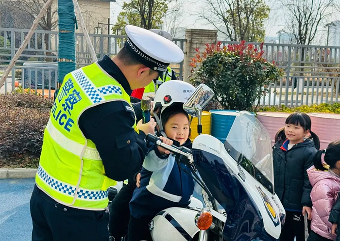 汉中交警一大队：警幼零距离 安全入童心