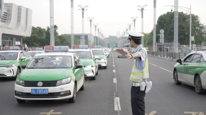联合行动!乐山高铁站道路交通秩序整治见实效