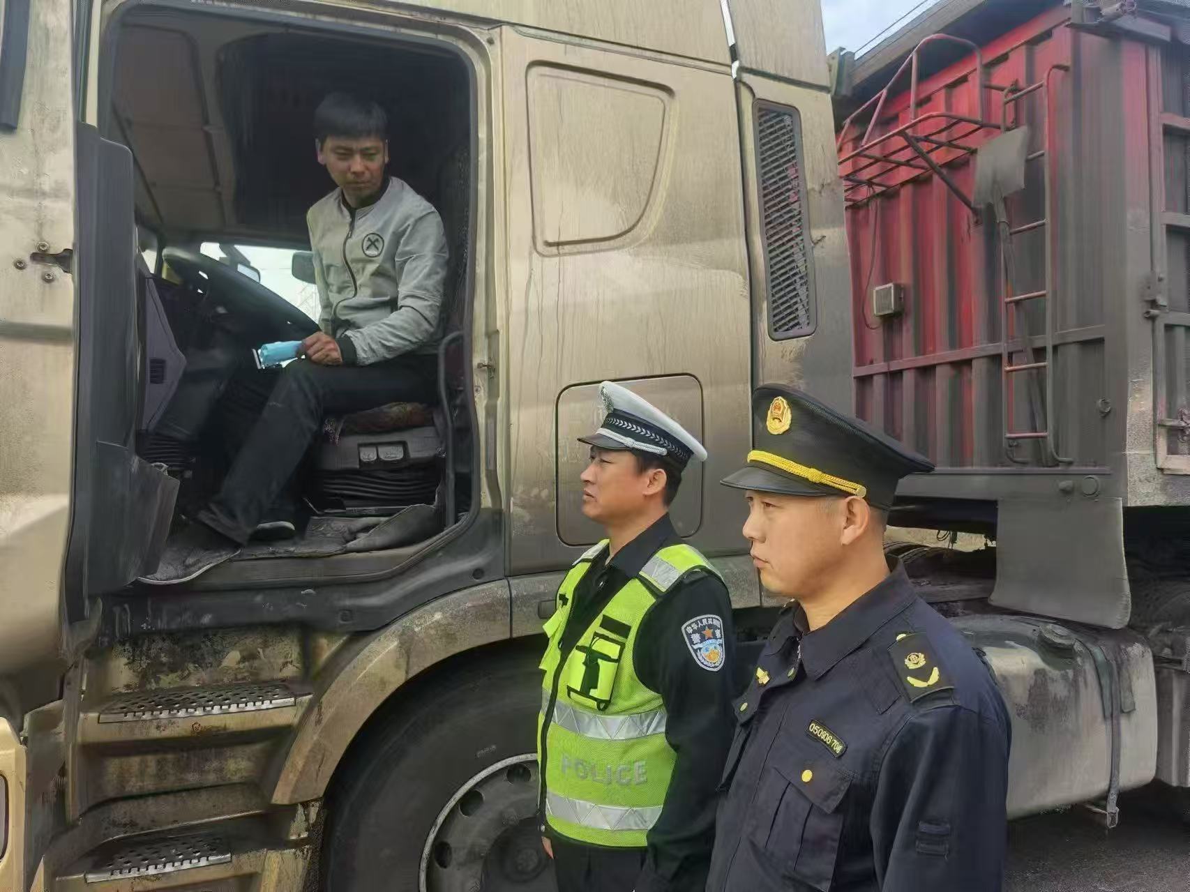 鄂托克旗交警大队联合交通局开展大货车环境治理专项整治？鄂尔多斯被拍166辆车