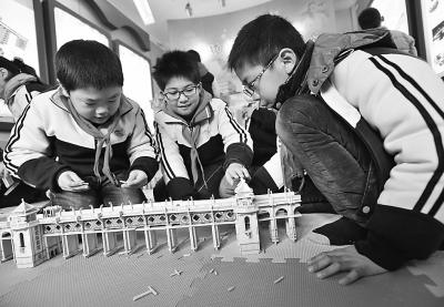 武汉一小学现桥梁科研所 学生搭“长江大桥”(图)