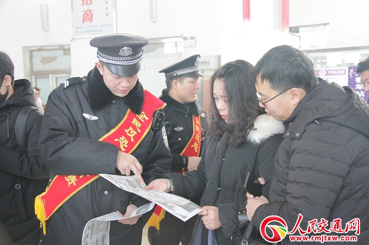 内蒙古锡林铁警深入车站开展反恐宣传教育 
