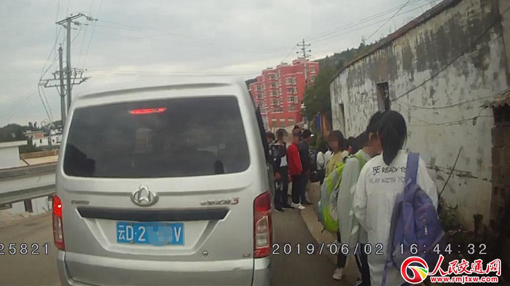 核载7人实载19人 云南一面包车超员171%终被查获