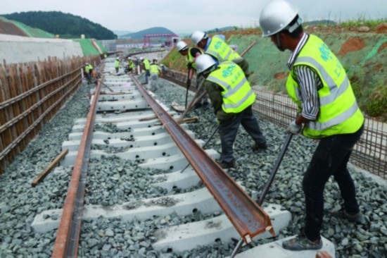 贵州贵阳轨道交通2号线二期工程开始铺轨施工