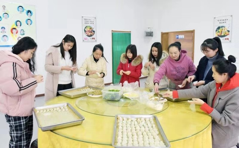 中铁上海局潍莱高铁：冬至包饺子比在家里过节还热闹！ 