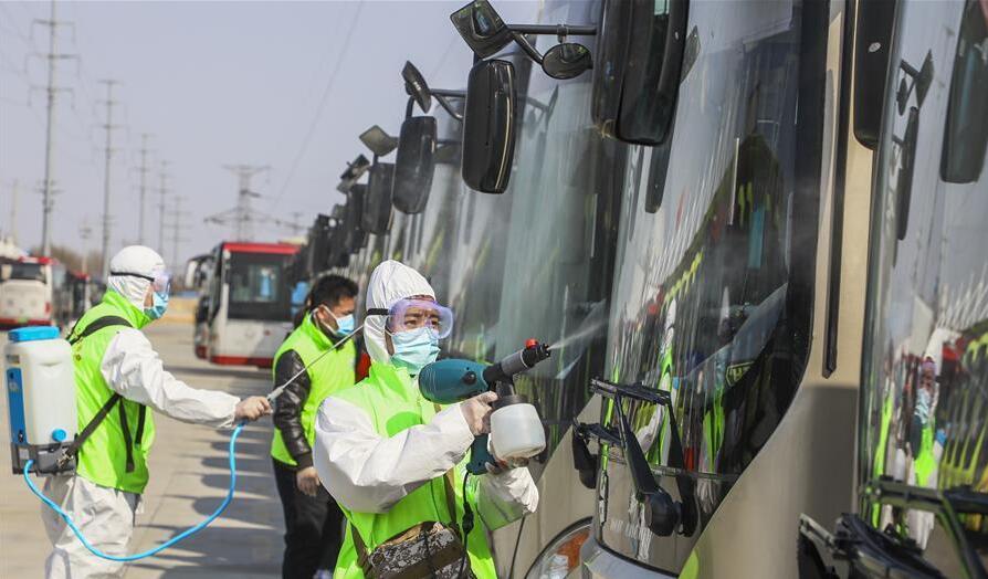 山东滕州：客车消毒为恢复运营做准备 