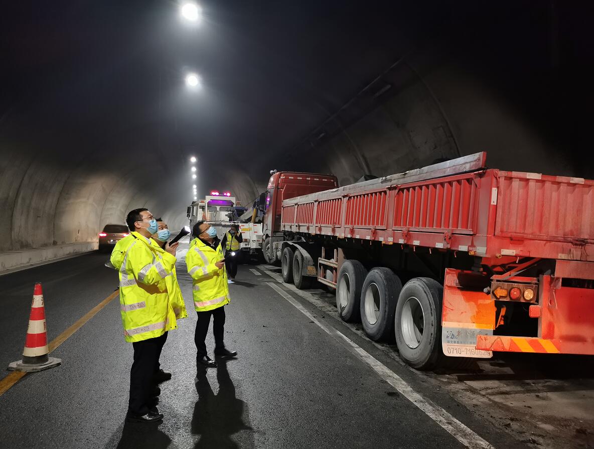 湖北交投鄂西北公司成功处置麻安高速货车隧道自燃事故