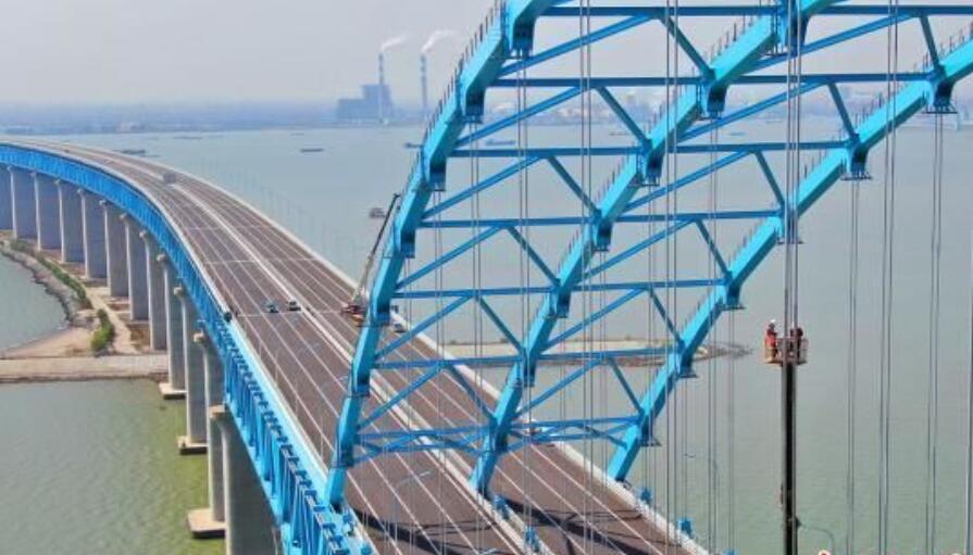世界最大跨度公铁两用钢拱桥上“高空调索”忙