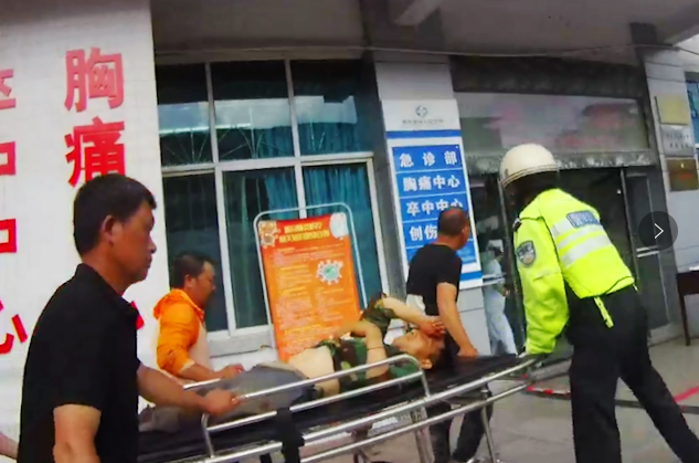 人民交通|贵州凯里：男子受伤休克 交警为生命开道
