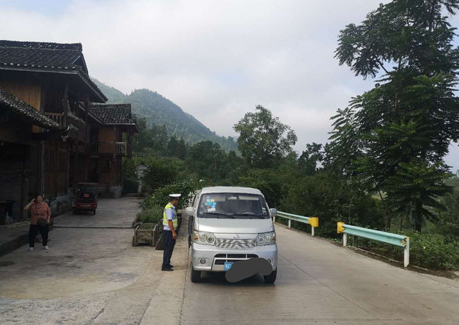 贵州务川：载有10人的农村面包车超员被查