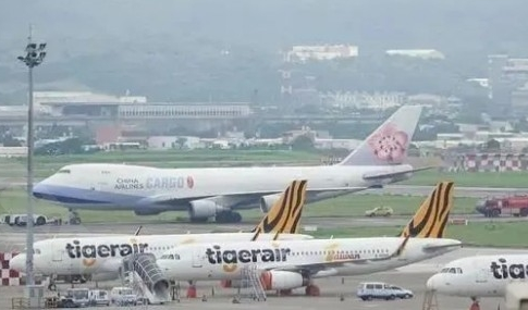 中华货运航空公司一架飞机因爆胎返航