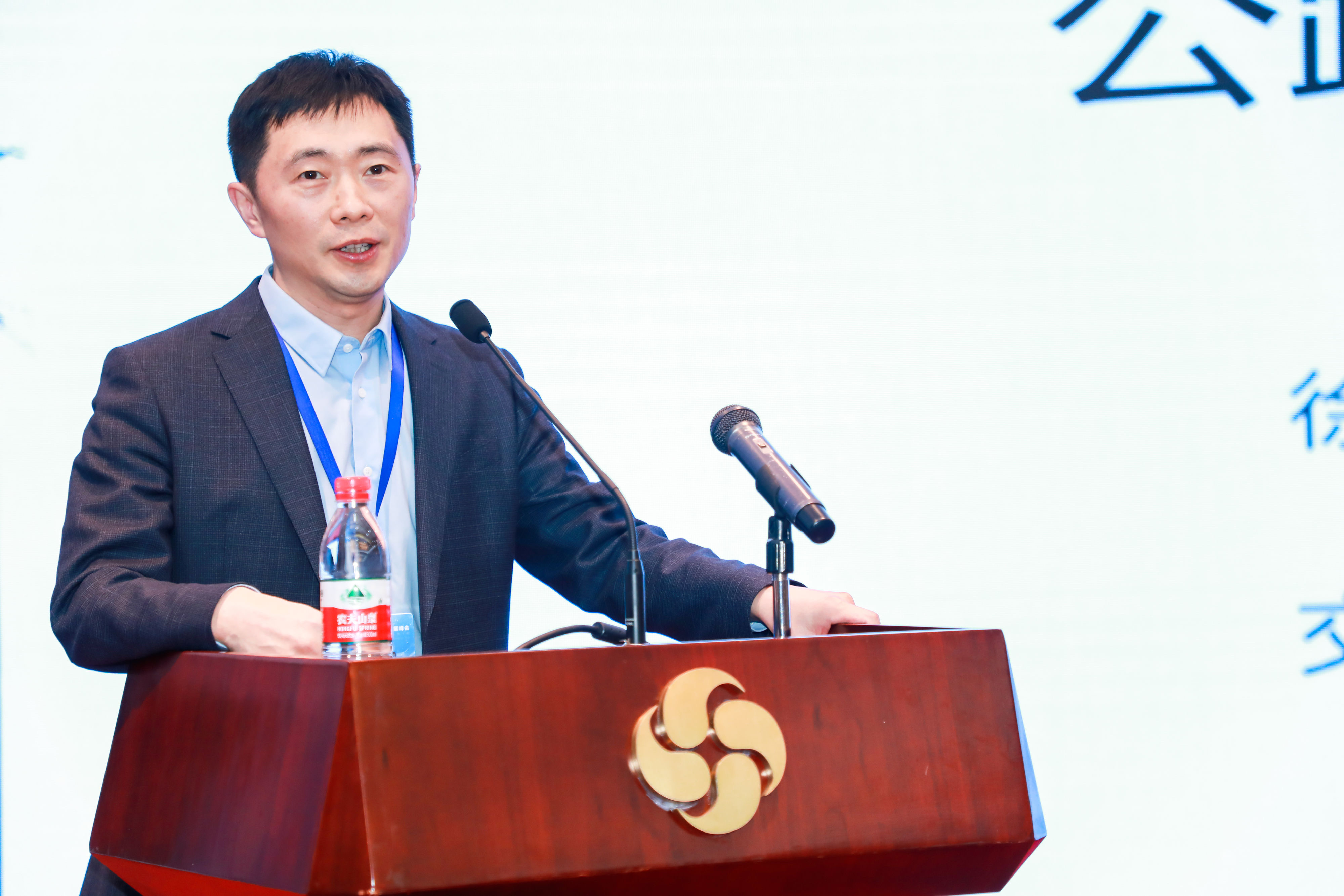 交通运输部公路科学院道路研究中心主任徐剑在第二届中国交通科技发展峰会上主旨演讲
