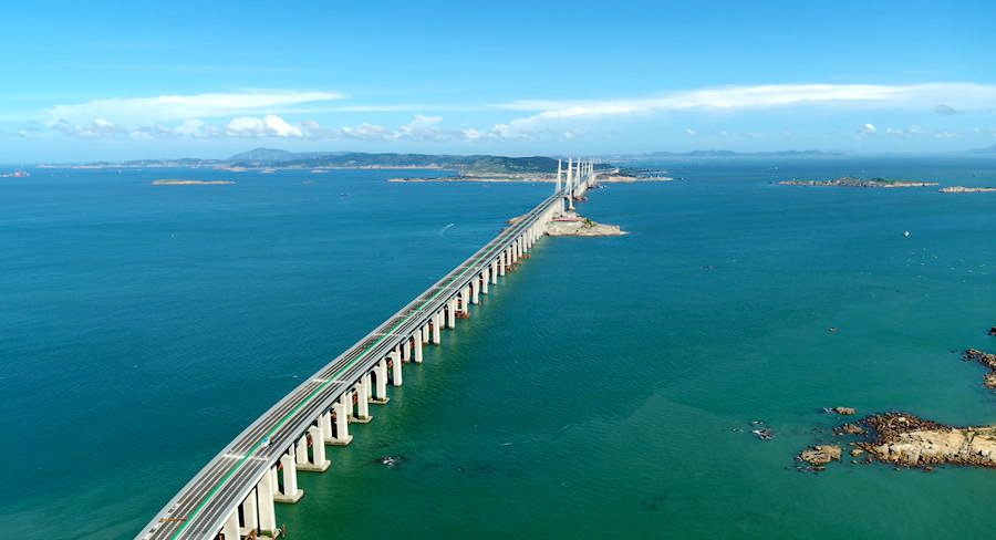 平潭海峡公铁大桥宛如海中的一串珍珠项链,在"建桥禁区"架起希望