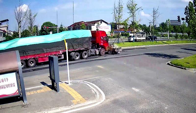 常德:皮卡车闯红灯“硬刚”半挂车 全责到手