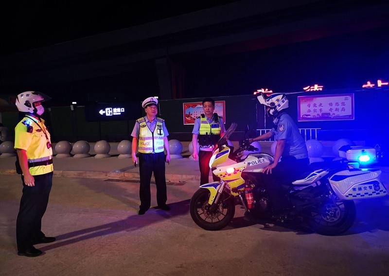 常德公安交警四大队:带队加强夜间巡逻 提升群众安全感