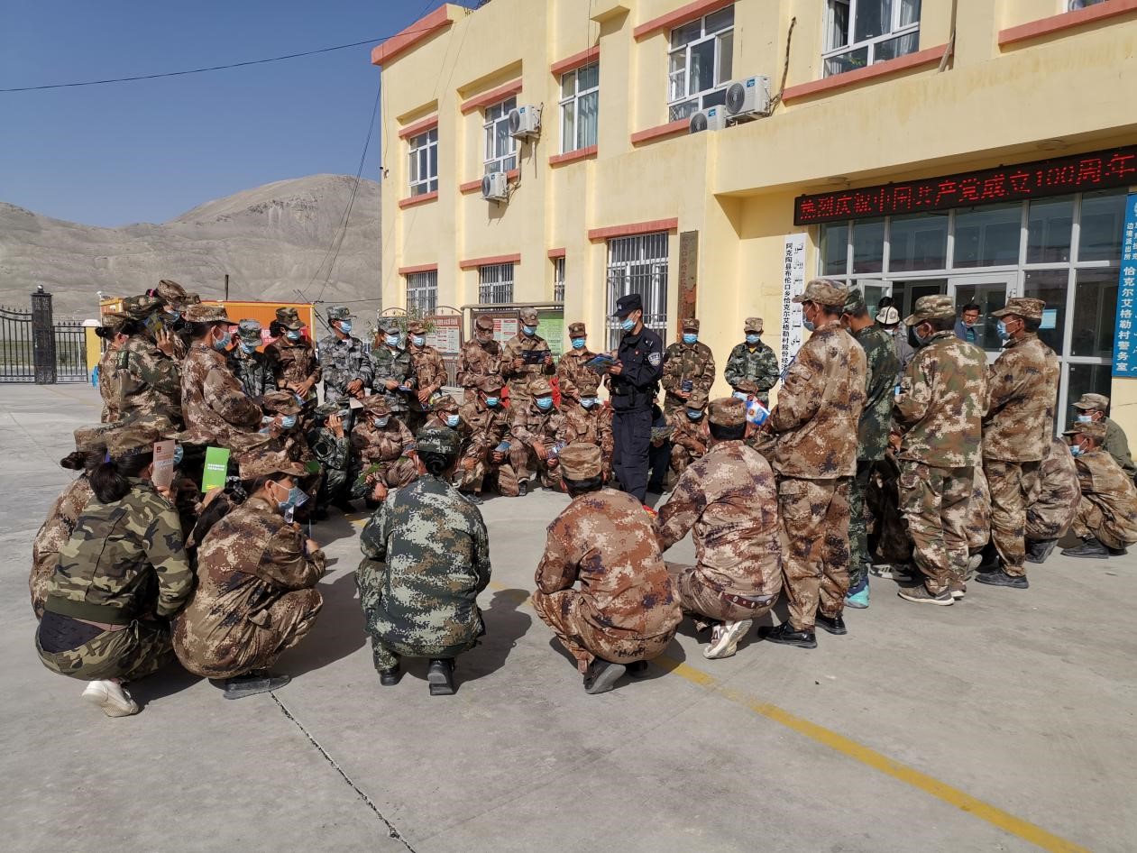 新疆加克拉克边境派出所开展防电信诈骗宣传
